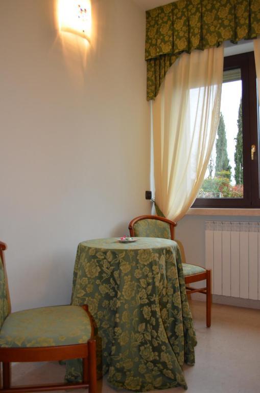 Hotel Olioso Peschiera del Garda Habitación foto